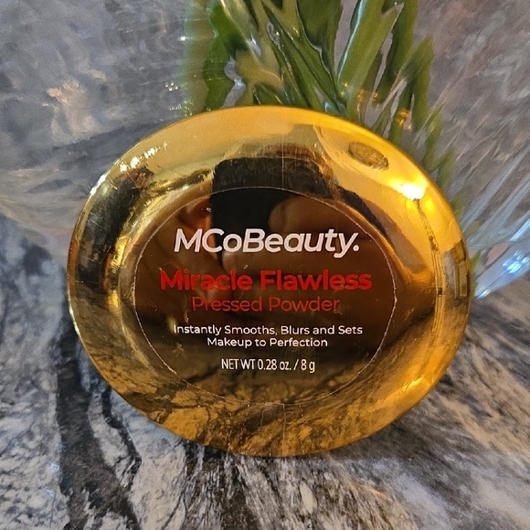 Flawless Glow Set - Gold and Cream - Picture 7 of 8